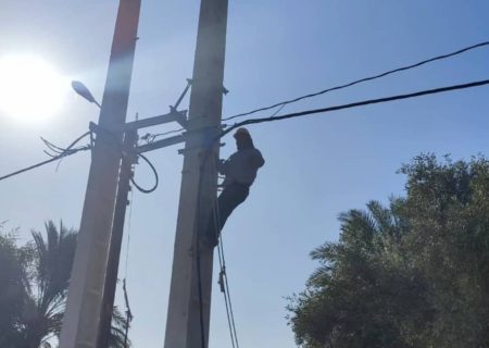 ۲۷۹ مورد اصلاح شبکه فشار ضعیف و کابل سرویس مشترکین برق در روز بارانی رامهرمز انجام گرفت